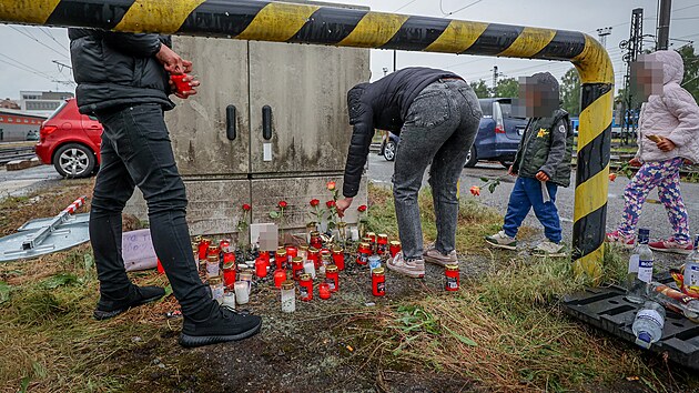 Blzko msta tragdie na vlakovm ndra v Tboe je pietn msto, kam lid nos kvtiny a zapaluj svky.