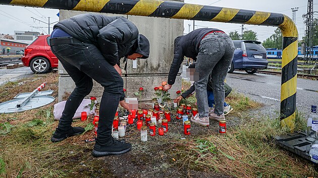 Blzko msta tragdie na vlakovm ndra v Tboe je pietn msto, kam lid nos kvtiny a zapaluj svky.