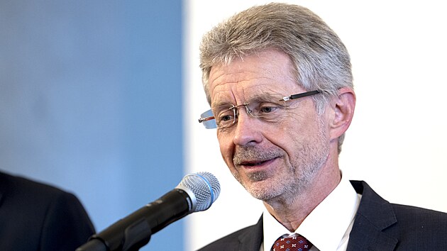 ��f Sen�tu Milo� Vystr�il po jedn�n� nejvy���ch �stavn�ch �initel� na Pra�sk�m hrad�