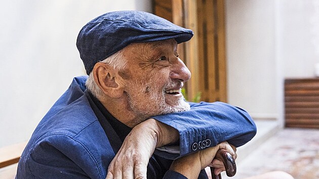 Petr Hlouek star je druh sluebn nejstar len pozoruhodn brnnsk saunov komunity, kterou spisovatel Ludvk Kundera nazval bjenm sborem nahch mu.