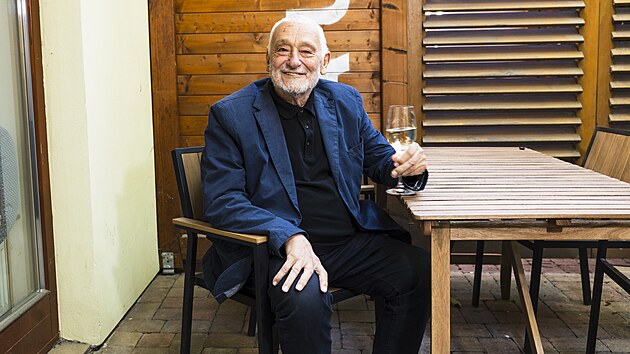 Petr Hlouek star je druh sluebn nejstar len pozoruhodn brnnsk saunov komunity, kterou spisovatel Ludvk Kundera nazval bjenm sborem nahch mu.