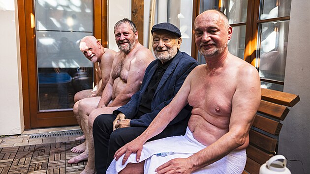 Obleen Petr Hlouek star je druh sluebn nejstar len pozoruhodn brnnsk saunov komunity, kterou spisovatel Ludvk Kundera nazval bjenm sborem nahch mu.