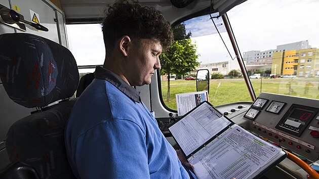 Programtor Dominik Doubek o vkendech d v Brn tramvaje a autobusy dopravnho podniku. Videa ze svch jzd sdl na internetu jako Dobrovoln alin.