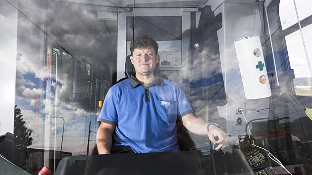 Programtor Dominik Doubek o vkendech d v Brn tramvaje a autobusy dopravnho podniku. Videa ze svch jzd sdl na internetu jako Dobrovoln alin.