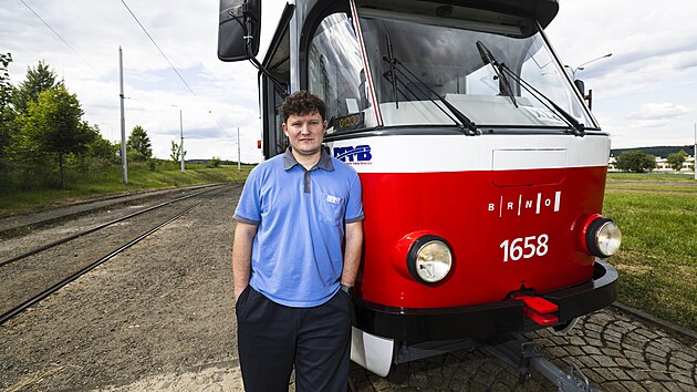 Programtor Dominik Doubek o vkendech d v Brn tramvaje a autobusy dopravnho podniku. Videa ze svch jzd sdl na internetu jako Dobrovoln alin.