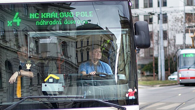 Programtor Dominik Doubek o vkendech d v Brn tramvaje a autobusy dopravnho podniku. Videa ze svch jzd sdl na internetu jako Dobrovoln alin.