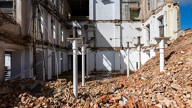 V Lankroun zaala demolice rozshl budovy bval Tesly Lankroun. (23. kvtna 2025)