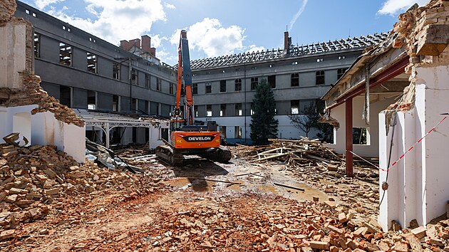 V Lankroun zaala demolice rozshl budovy bval Tesly Lankroun. (23. kvtna 2025)