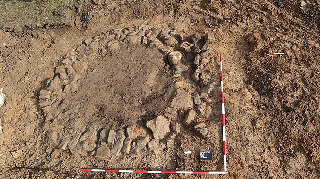 Kruhovou jmu, kterou archeologov objevili na pelomu bezna a dubna 2025 pi przkumu na stavb peloky I/9 u Svoru na eskolipsku, nejprve povaovali za studnu.