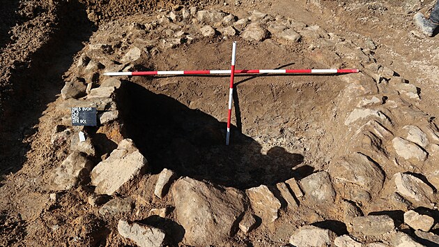 Kruhovou jmu, kterou archeologov objevili na pelomu bezna a dubna 2025 pi przkumu na stavb peloky I/9 u Svoru na eskolipsku, nejprve povaovali za studnu.
