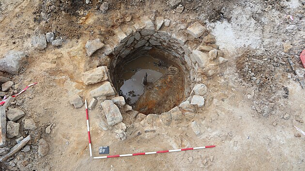 Kruhovou jmu, kterou archeologov objevili na pelomu bezna a dubna 2025 pi przkumu na stavb peloky I/9 u Svoru na eskolipsku, nejprve povaovali za studnu.