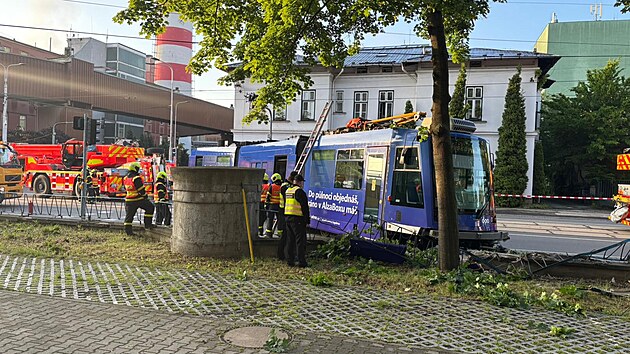 V Ostrav-Vtkovicch vykolejila po stetu s automobilem tramvaj. (27. kvtna 2025)