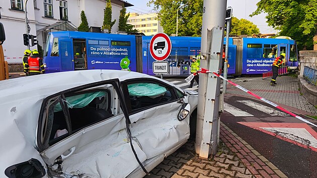 V Ostrav-Vtkovicch vykolejila po stetu s automobilem tramvaj. (27. kvtna 2025)