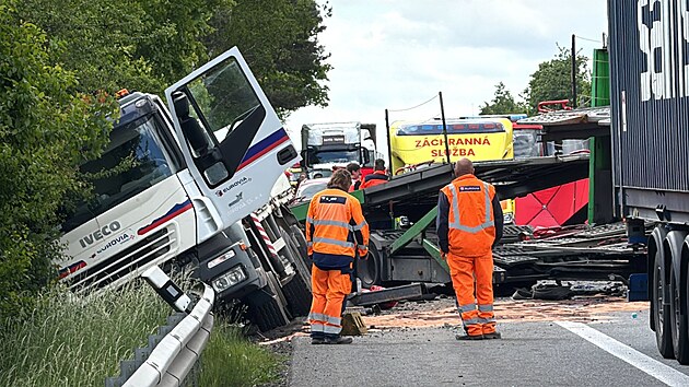 Dlnici D10 ve smru na Turnov uzavela v ptek dopoledne hromadn nehoda, bourala ti nkladn auta a est osobnch voz. (23. kvtna 2025)