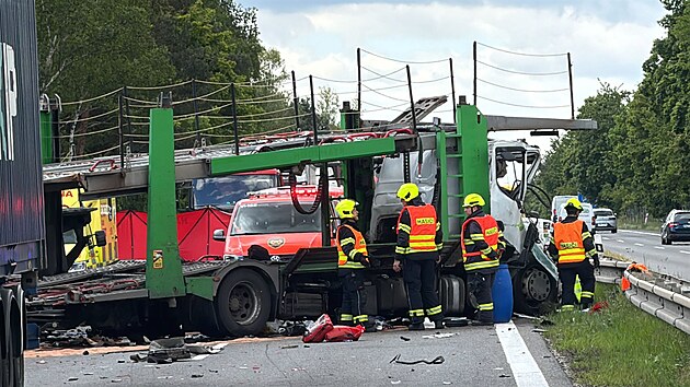 Dlnici D10 ve smru na Turnov uzavela v ptek dopoledne hromadn nehoda, bourala ti nkladn auta a est osobnch voz. (23. kvtna 2025)