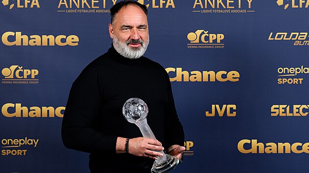 Slvistick kou Jindich Trpiovsk s cenou pro nejlepho trenra sezony...