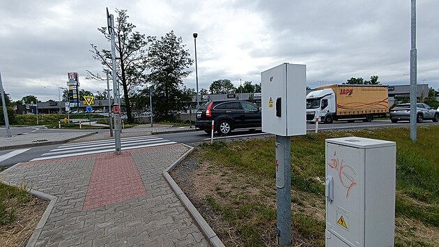 Semafor u havlkobrodskho obchvatu se bhem dle ne rok trvajcho zkuebnho provozu neosvdil. Policie ho nadila odstranit. Po svtelnm zazen u zstaly jen sloupky. Pechod u kruhovho objezdu zstane, jen chodci mus dvat vt pozor.