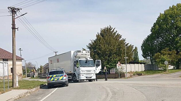 Po uzaven hlavnho tahu se kamiony nahrnuly do okolnch obc. Policie na zk silniky denn dohl a idim, kte vjedou do zkazu, udluje pokuty. Tento obrzek je z Tisu.