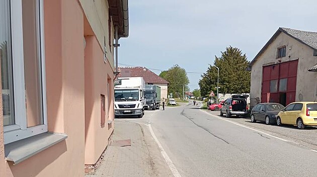 Po uzaven hlavnho tahu se kamiony nahrnuly do okolnch obc. Policie na zk silniky denn dohl a idim, kte vjedou do zkazu, udluje pokuty. Tento obrzek je z Tisu.