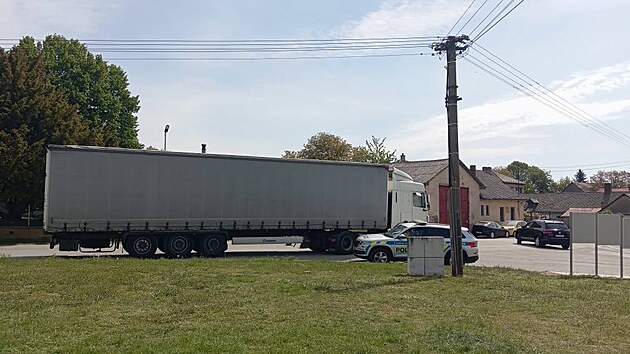 Po uzaven hlavnho tahu se kamiony nahrnuly do okolnch obc. Policie na zk silniky denn dohl a idim, kte vjedou do zkazu, udluje pokuty. Tento obrzek je z Tisu.