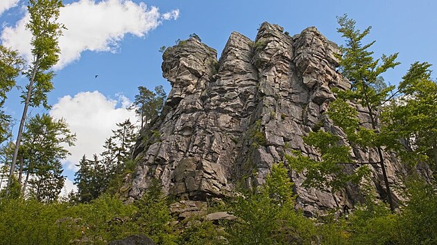 Skalisko tyi palice ve rskch vrch pat k oblbenm clm horolezc. Letos se tu ovem po sedmdesti letech usdlili sokoli. A ti dostali pednost.