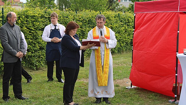 V Tebi byla slavnostn zahjena stavba zazen, je nabdne ve potebn pro domc pi o nemocn osoby. Projekt za vce ne 90 milion korun pipravila oblastn charita.