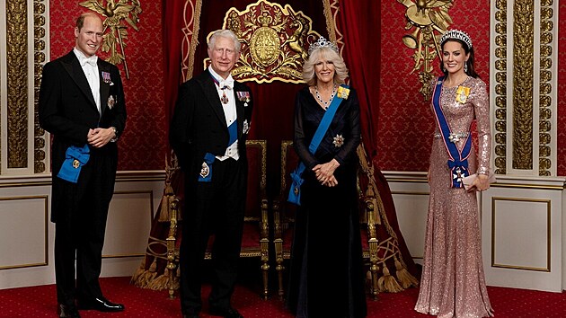 V muzeu Madam Tussauds stoj princezna Kate spolu s krlem a krlovnou a svm manelem.