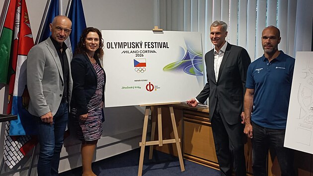 Pedstavili festival - (zleva) jihoesk hejtman Martin Kuba, primtorka Dagmar kodov Parmov, pedseda eskho olympijskho vboru Ji Kejval a bval hokejista Michal Vondrka.