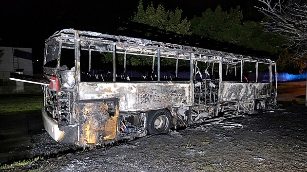 Non por zaparkovan autobus v Plzni zcela zniil.