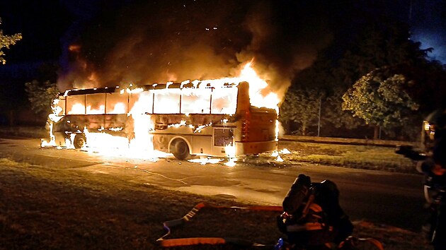 Non por zaparkovan autobus v Plzni zcela zniil.