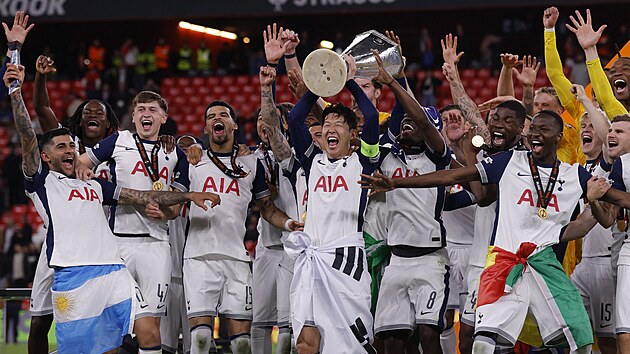 Fotbalisté Tottenhamu slaví triumf ve finále Evropské ligy.