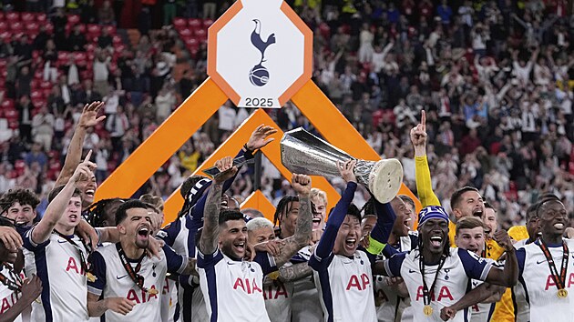 Fotbalist Tottenhamu slav triumf ve finle Evropsk ligy.