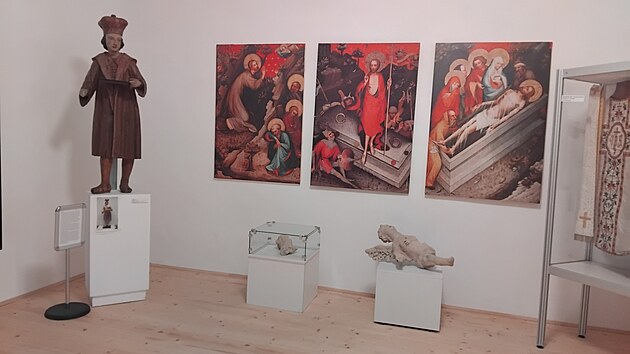 Turist si mohou prohldnout napklad vystaven crkevn pamtky jako kopie obraz Mistra teboskho olte.
