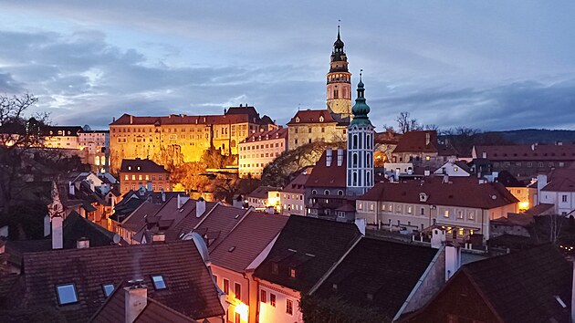 Panorama eskho Krumlova z tamnm hradem a zmkem z vyhldky u Regionlnho muzea.