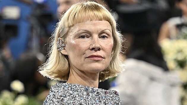 Pamela Andersonov na Met Gala (New York, 5. kvtna 2025)