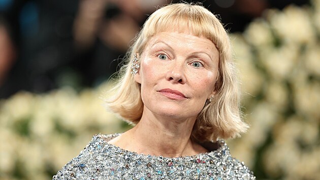 Pamela Andersonov pekvapila na Met Gala novm esem. (New York, 5. kvtna 2025)
