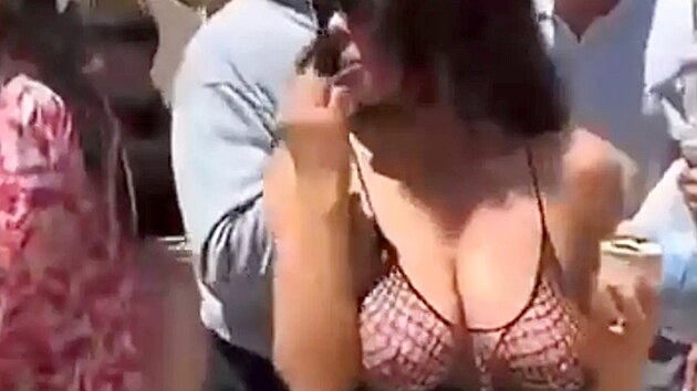 Bianca Censori vyrazila na zmrzlinu v síťovaném topu bez podprsenky. (květen 2025)