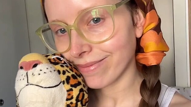 Jessie Cave se na platform OnlyFans vnuje obsahu pro fetiisty, kter vzruuj dlouh vlasy. (kvten 2025)
