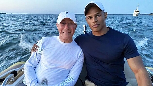 Miliard David Geffen se rozvd s go-go tanenkem mladm o padest let. (2025)