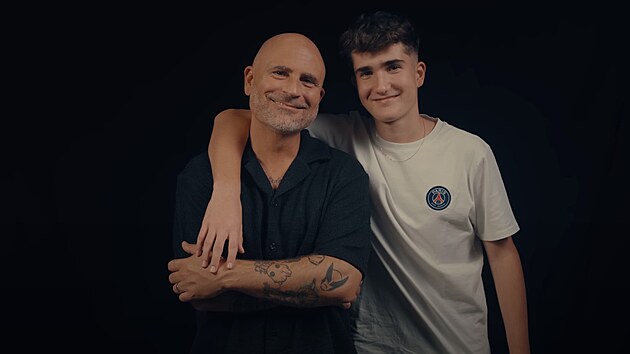 Aleš Lehký se synem Adamem (z videoklipu Lunetic s názvem Sdílej, 2025)