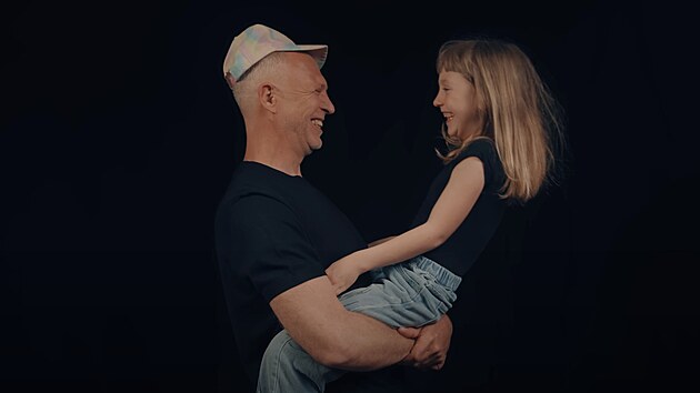 David Škach s dcerou Majou (z videoklipu Lunetic s názvem Sdílej, 2025)