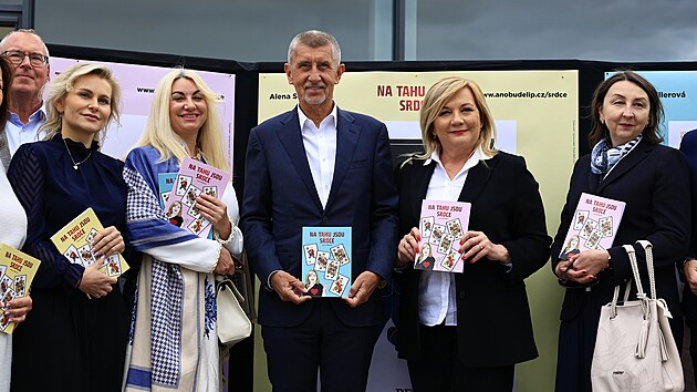 Alena Schillerov v Brn poktila svou knihu Na tahu jsou srdce. (24. kvtna 2025)