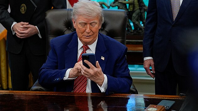 Donald Trump v Oválné pracovn (23. kvtna 2025)