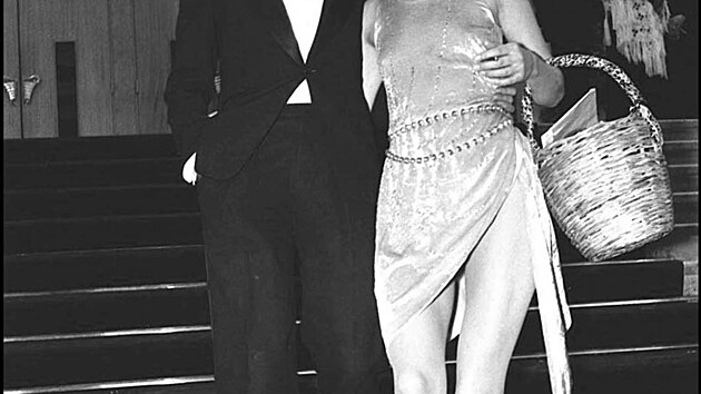 Modelka Jane Birkinov v roce 1974 v Cannes okovala extrmn vysokm rozparkem. Po jejm boku je jej tehdej partner, francouzsk skladatel a zpvk Serge Gainsbourg.