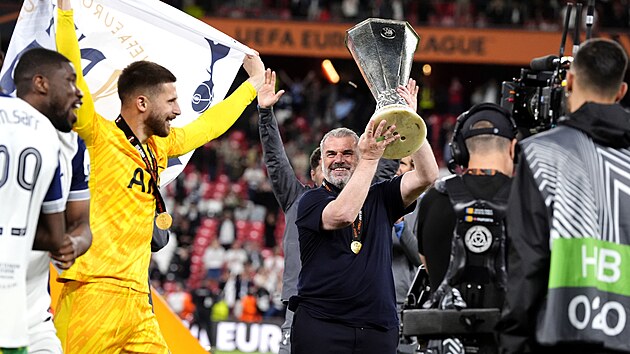 Kou� Tottenhamu Ange Postecoglou s trofejí pro vít�ze Evropské ligy.
