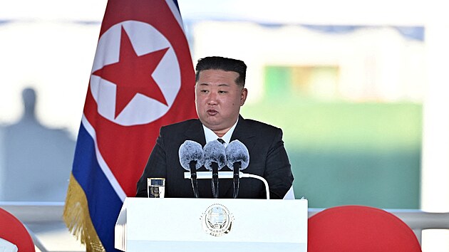 Severokorejsk vdce Kim ong-un pihl slavnostnmu sputn vlen lodi v pstav chongdin. (22. kvtna 2025)