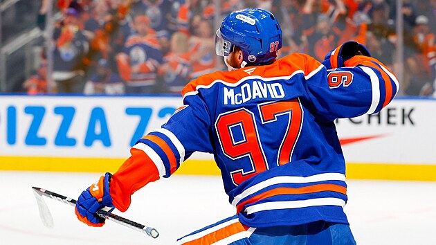 Connor McDavid (97) z Edmonton Oilers se raduje z gólu.