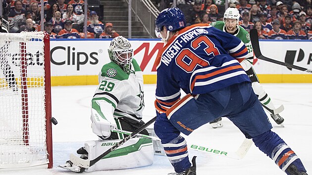 Ryan Nugent-Hopkins (93) z Edmonton Oilers zakončuje na bránu Dallas Stars, v níž klečí Jake Oettinger.