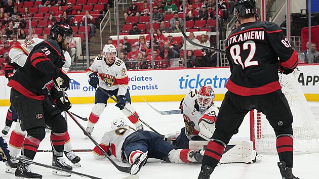 Sergej Bobrovskij (72) hj brnu Florida Panthers s pomoc lecho Tome Noska (92) ped njezdnky z Carolina Hurricanes. Puk hledaj Jesperi Kotkaniemi (82) a William Carrier (28).