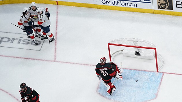 Floridt hokejist slav gl, pekonanm je Frederik Andersen z Caroliny.